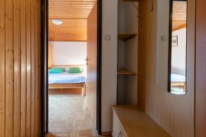 博希尼Apartments Pri Urhu的一间小卧室,配有一张床和镜子