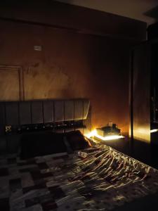 安曼Flowers apartment的卧室配有一张被火炉包围的床
