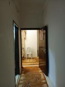 安曼Flowers apartment的走廊上,房间的门和椅子