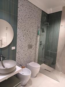 库斯托纳奇Appartamento Nonna Lina的浴室配有卫生间、盥洗盆和淋浴。