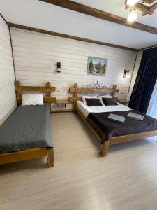 斯拉夫西克Zarichna Lyks的一间卧室配有两张床,内设长凳