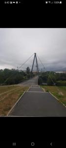 卢戈Lazzaretto vivienda uso turístico的公路上的吊桥