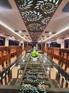 阿勒皮Kalappura Houseboats & Tours的长长的用餐室配有长桌子和椅子