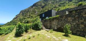 波文图拉Terrabona Nature & Vineyards的山中石墙房子
