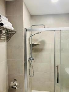 巴库里阿尼Crystal Woods的带淋浴的浴室和玻璃门
