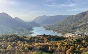 维勒塔巴雷亚Casa vacanze al Castello的享有山谷中的河流和山脉美景