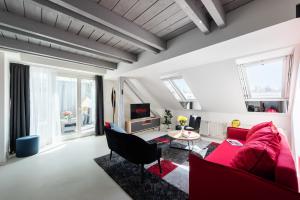 布拉格Luxury 4-rooms apartment with terrace的客厅配有红色的沙发和椅子