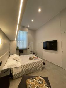 科莫Civico29 appartamento bilocale的一间卧室配有一张床和一台平面电视