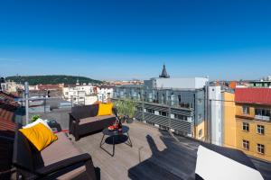 布拉格Luxury 4-rooms apartment with terrace的带家具的阳台,享有城市美景