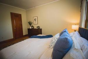 格里利Beautiful 2BR Loft in Prime Location的一间卧室配有一张带蓝色枕头的床。