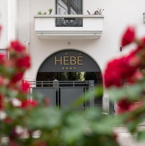 安锡Hébé Hotel的大楼上帮助标志的门