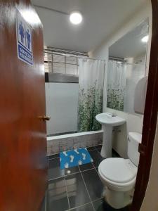 阿雷基帕AKAO HOUSE的一间带卫生间和水槽的浴室