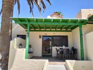 科斯塔卡玛Montes Blancos的天井上的绿色凉亭,配有桌子