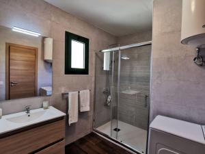 科斯塔卡玛Montes Blancos的一间带玻璃淋浴和水槽的浴室