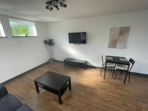 切斯特菲尔德Spacious 1 bedroom apartment in Bolsover的客厅配有沙发和桌子