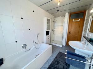 OberteuringenCharmantes Landhaus的带浴缸和盥洗盆的浴室
