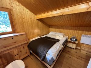 沙泰勒Chalet Châtel, 5 pièces, 8 personnes - FR-1-198-220的小木屋内一间卧室,配有一张床