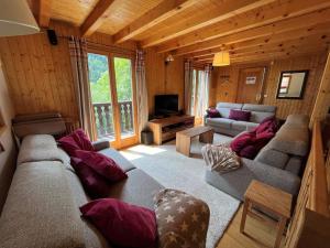 沙泰勒Chalet Châtel, 5 pièces, 8 personnes - FR-1-198-220的小屋内的客厅配有沙发和电视