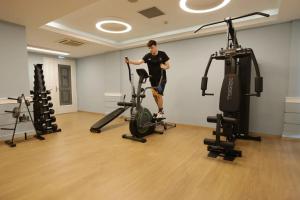 哈尔基斯帕里瑞亚酒店的一个人在健身房跑步机上锻炼