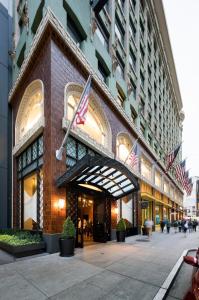 旧金山Hotel Zelos San Francisco的一面有美国国旗的建筑