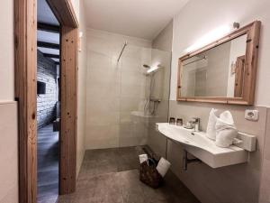 旧明斯特Gmundnerberghaus的白色的浴室设有水槽和镜子