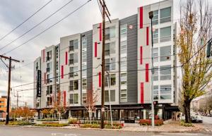 西雅图One bedroom luxury apartment (Gym, Wifi, Parking, Rooftop Deck)的公寓大楼设有红色和白色的窗户。