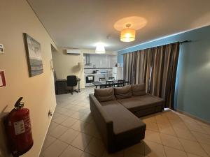 马达莱纳Apartamentos Basalto的带沙发和桌子的客厅以及厨房。