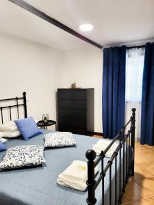 特罗法Casa da Belavista的卧室内的两张床,配有蓝色窗帘