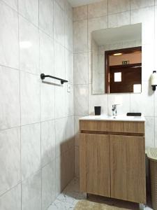 特罗法Casa da Belavista的一间带水槽和镜子的浴室