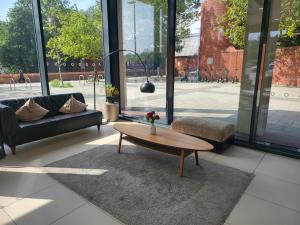 巴塞尔顿Vetrelax Basildon City Center Apartment的客厅配有咖啡桌和沙发