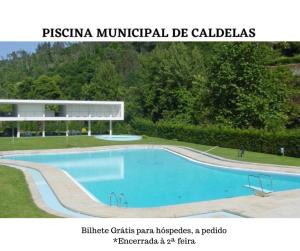卡尔德拉斯Eirado Hotel的一张带有建筑物标志的游泳池的照片