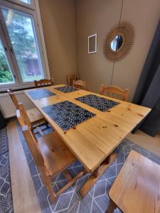 KauhajokiKokon Hovi的一间带木桌和椅子的用餐室