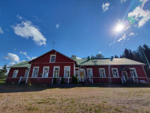 KauhajokiKokon Hovi的天空中阳光下的红色房子