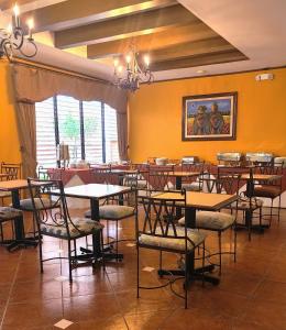 圣萨尔瓦多维拉特拉酒店的一间在房间内配有桌椅的餐厅