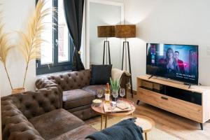 皮埃尔菲特－内斯塔拉AU COEUR DES MONTAGNES的带沙发和电视的客厅