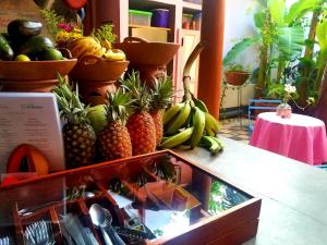 格拉纳达Hotel La Polvora的 ⁇ 萝和香蕉在柜台上的展示