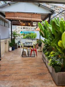 胡志明市HALF Coffee N Dorm的庭院配有桌椅和植物