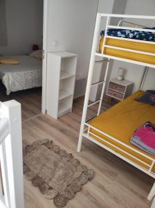 加拉尔盖莱蒙蒂厄Jasse 632的卧室配有两张双层床和地毯。
