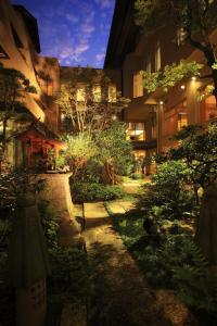 高知约瑟肯日式旅馆的夜晚在建筑物前的花园
