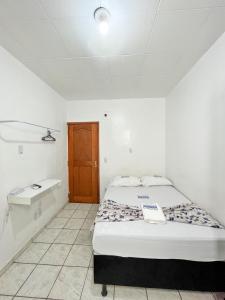 贝伦HOTEL AVENIDA的白色的客房设有床和浴室。