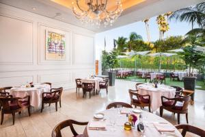 洛杉矶Cameo Beverly Hills的一间带桌椅和吊灯的餐厅