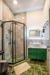 第比利斯Apart Hotel Console的一间带绿色水槽和淋浴的浴室