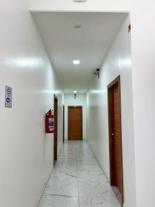 贝伦HOTEL AVENIDA的走廊设有两扇门,铺有瓷砖地板