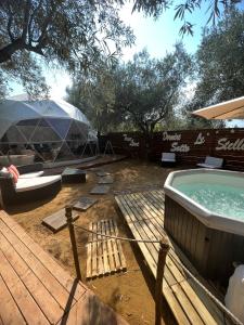 卡塔尼亚Bubble Glamping Sicily的后院设有热水浴池和帐篷