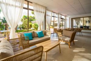 普拉亚登博萨肯博萨俱乐部酒店的客厅配有沙发和椅子
