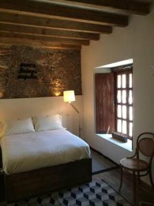 圣米格尔-德阿连德Canela Fina - Adults Only的一间卧室设有床、窗户和一盏灯。