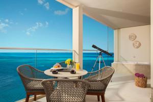 坎昆Breathless Cancun Soul Resort & Spa - Adults Only - All Inclusive的海景客房内的一张桌子