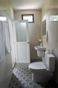 班泰Новый дом Koh Phangan的一间带卫生间和水槽的浴室