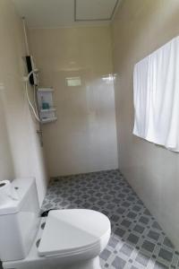班泰Новый дом Koh Phangan的浴室配有白色卫生间和淋浴。