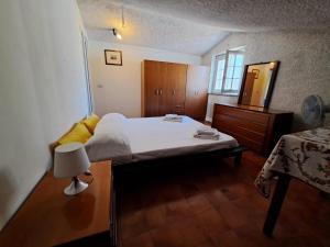 Appartamento Mansardato con 2 Camere da Letto客房内的一张或多张床位